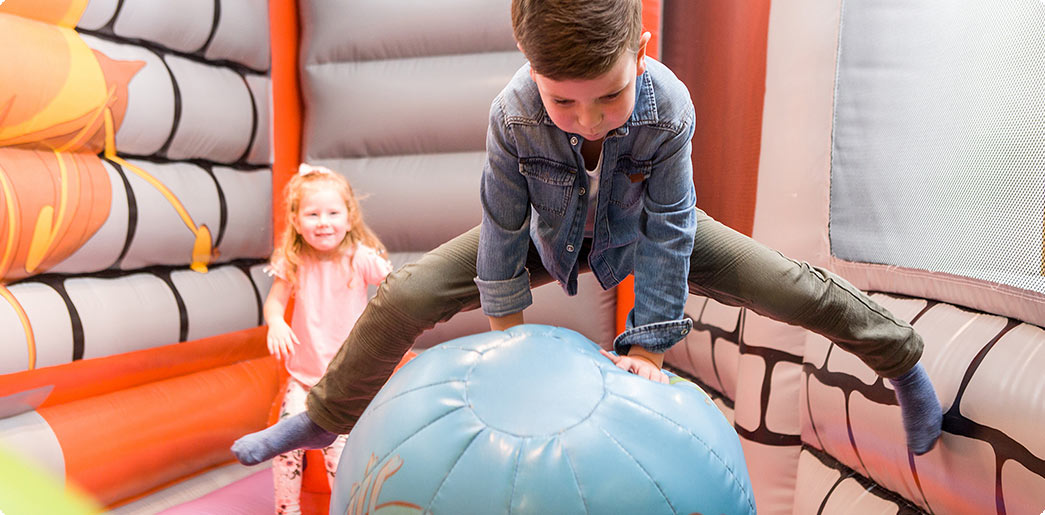 Ravensburger Kinderweilt_Portrait_Kinder in der Hüpfburg